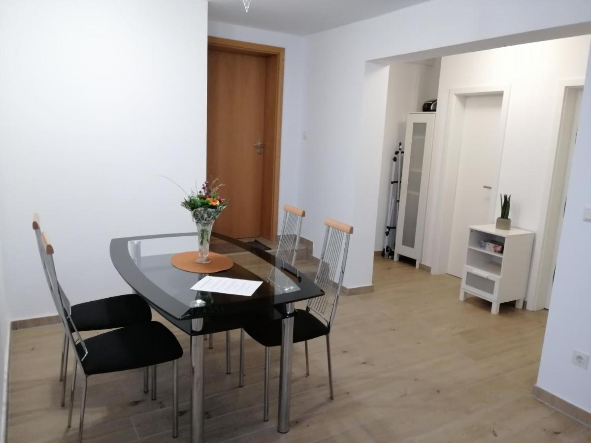Ebenerdige Ferienwohnung mit großer Terrasse in der Nähe des Waldes, zum wohlfühlen Schoneck Exterior foto